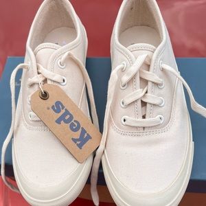NWT KEDS white canvas lace up shoes. Size 6M